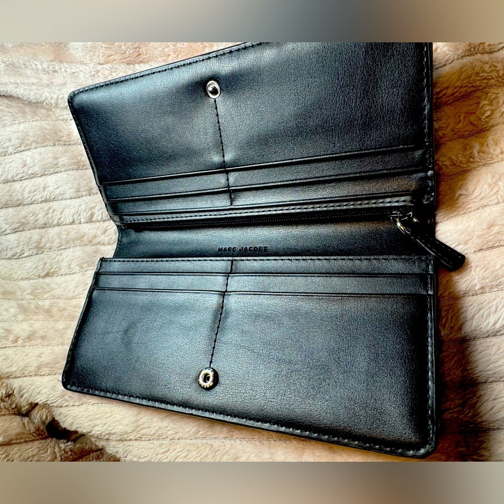 Marc Jacobs Tan Leather Bifold Wallet  mod: M0013050 slight button wear - Picture 3 of 10